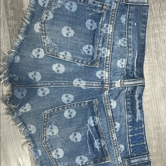 Victoria’s Secret Pink denim shorts sz 6 perfect condition - Picture 2 of 2